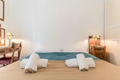 Σαλόνι; ξύλινο πάτωμα, φυσικό φως, μοντέρνο στυλ, ψηλά ταβάνια