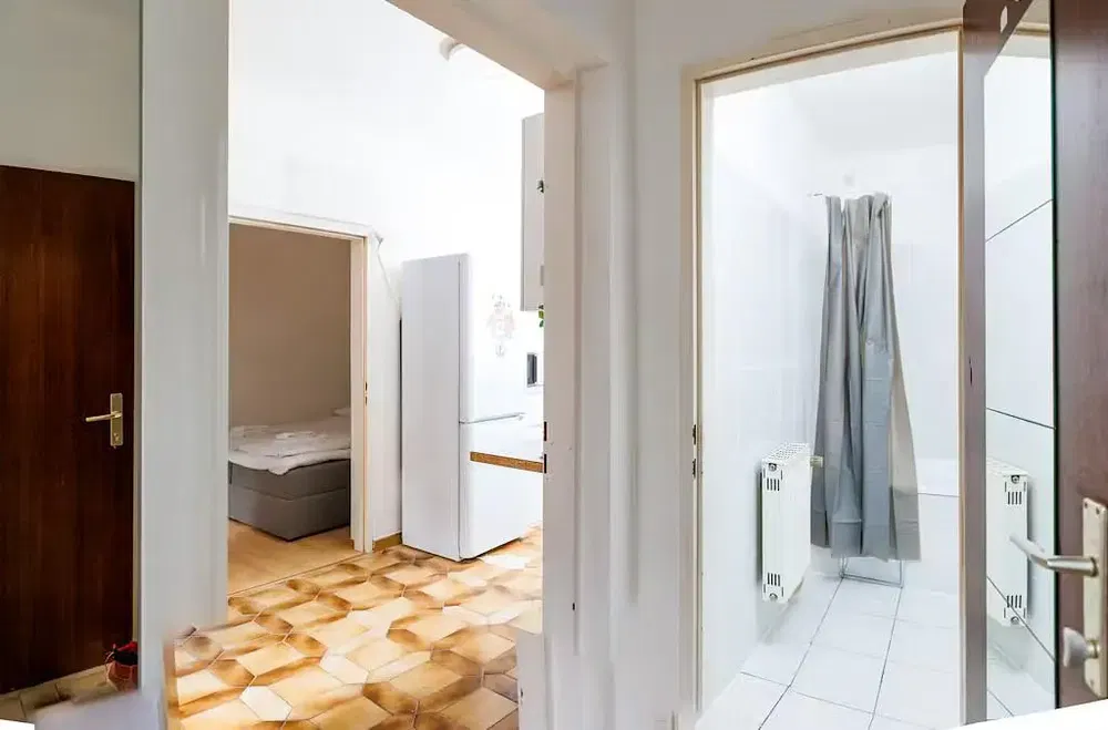 Kuchyňa; kuchynské spotrebiče, drevená podlaha, prirodzené svetlo, moderný štýl, po rekonštrukcii