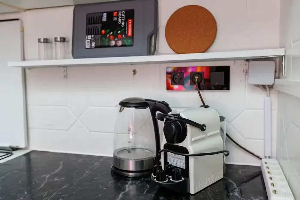 Salón; suelo de madera, luz natural, estilo moderno, techos altos