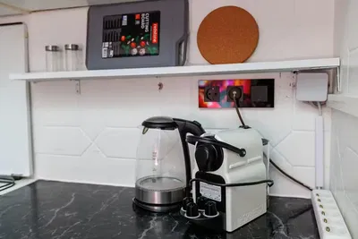 Salón; suelo de madera, luz natural, estilo moderno, techos altos