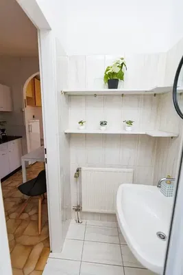 Cocina; electrodomésticos, suelo de madera, luz natural, estilo moderno, renovado