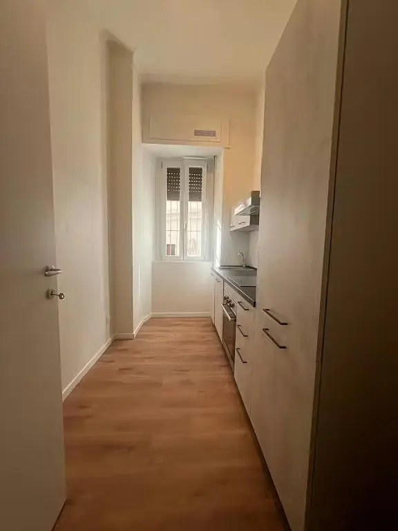 Wohnzimmer; holzboden, tageslicht, moderner stil, hohe decken