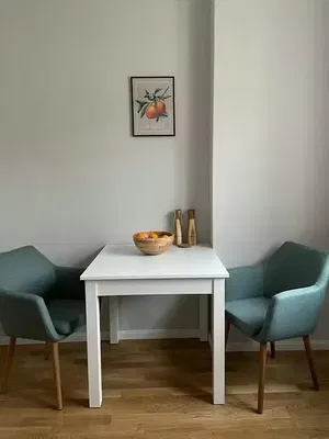 Wohnzimmer; holzboden, tageslicht, moderner stil, hohe decken