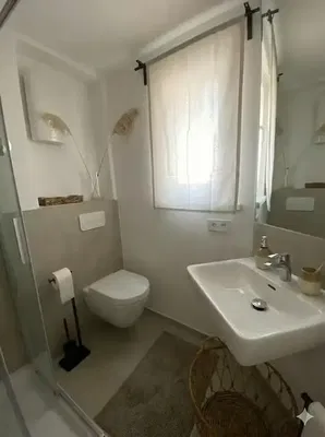 Σαλόνι; ξύλινο πάτωμα, φυσικό φως, μοντέρνο στυλ, ψηλά ταβάνια