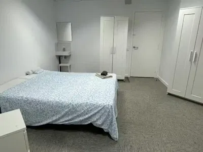 Küche; küchengeräte, holzboden, tageslicht, moderner stil, renoviert