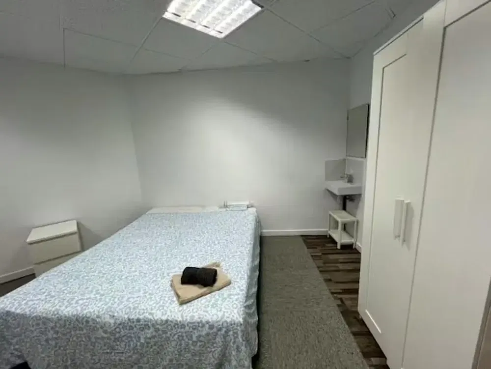 Wohnzimmer; holzboden, tageslicht, moderner stil, hohe decken