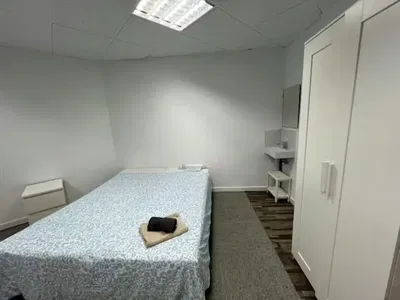 Wohnzimmer; holzboden, tageslicht, moderner stil, hohe decken