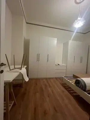 Keuken; keukenapparatuur, houten vloer, natuurlijk licht, moderne stijl, gerenoveerd