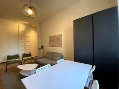 Хол; дървен под, естествена светлина, модерен стил, високи тавани