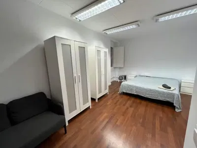 Keuken; keukenapparatuur, tegelvloer, natuurlijk licht, moderne stijl, gerenoveerd