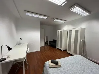 Keuken; keukenapparatuur, houten vloer, natuurlijk licht, moderne stijl, gerenoveerd