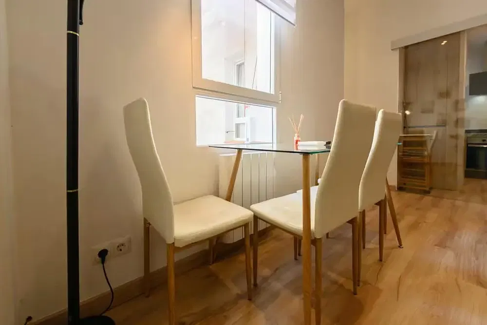 Хол; дървен под, естествена светлина, модерен стил, високи тавани