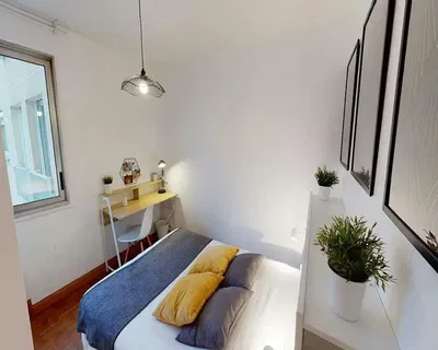 Salon; parquet, lumière naturelle, style moderne, hauteur sous plafond