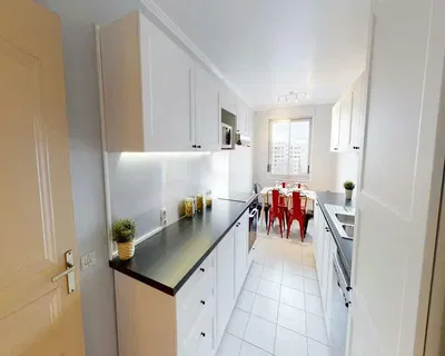 Cuisine; électroménager, parquet, lumière naturelle, style moderne, rénové