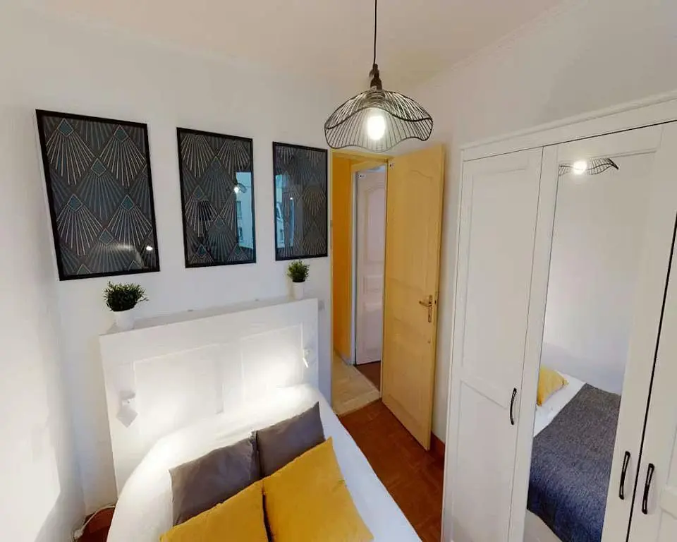 Obývačka; drevená podlaha, prirodzené svetlo, moderný štýl, vysoké stropy