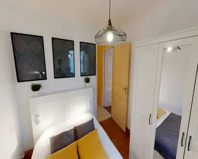 Obývačka; drevená podlaha, prirodzené svetlo, moderný štýl, vysoké stropy