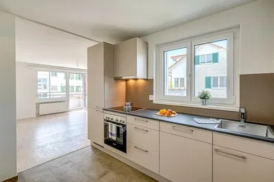 Хол; дървен под, естествена светлина, модерен стил, високи тавани