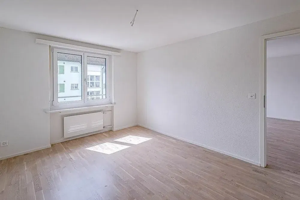 Σαλόνι; ξύλινο πάτωμα, φυσικό φως, μοντέρνο στυλ, ψηλά ταβάνια