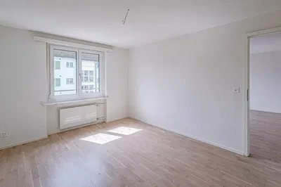 Σαλόνι; ξύλινο πάτωμα, φυσικό φως, μοντέρνο στυλ, ψηλά ταβάνια