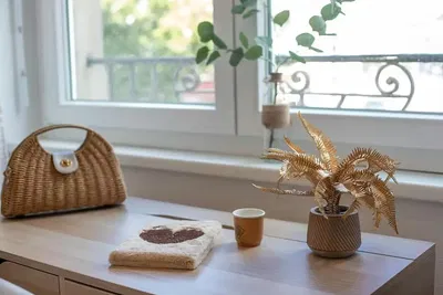 Дневна соба; дрвени под, природно светло, модерни стил, високи плафони