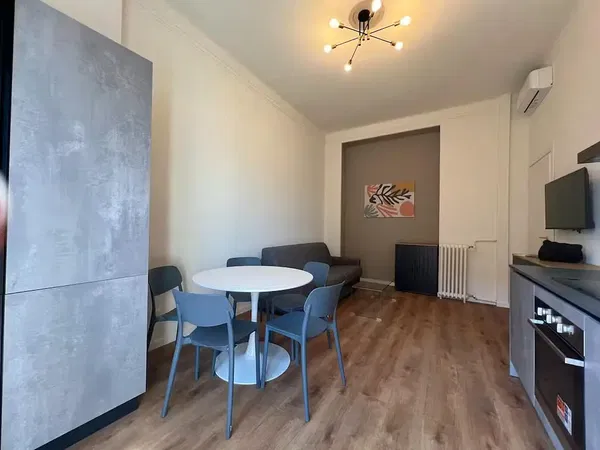 Küche; küchengeräte, holzboden, tageslicht, moderner stil, renoviert