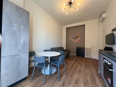 Keuken; keukenapparatuur, houten vloer, natuurlijk licht, moderne stijl, gerenoveerd