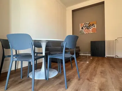 Woonkamer; houten vloer, natuurlijk licht, moderne stijl, hoge plafonds