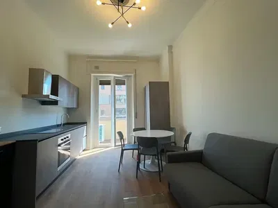 Woonkamer; houten vloer, natuurlijk licht, moderne stijl, hoge plafonds