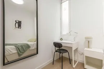 Keuken; keukenapparatuur, houten vloer, natuurlijk licht, moderne stijl, gerenoveerd