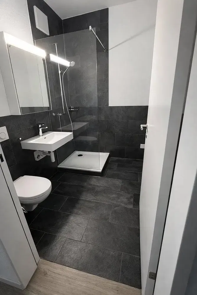 Living room; wood floor, natural light, modern style, high ceiling