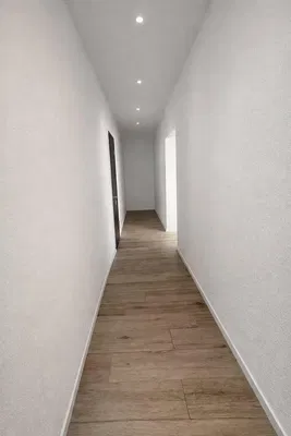 Σαλόνι; ξύλινο πάτωμα, φυσικό φως, μοντέρνο στυλ, ψηλά ταβάνια