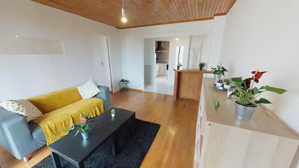 Σαλόνι; ξύλινο πάτωμα, φυσικό φως, μοντέρνο στυλ, ψηλά ταβάνια