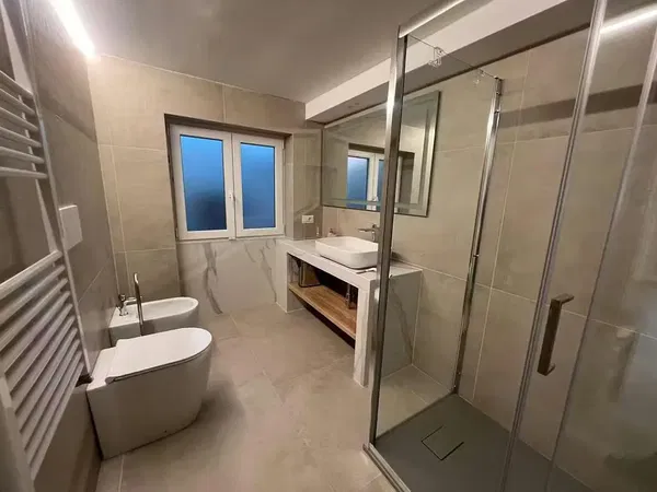 Salon; parquet, lumière naturelle, style moderne, hauteur sous plafond