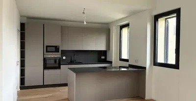 Living room; wood floor, natural light, modern style, high ceiling