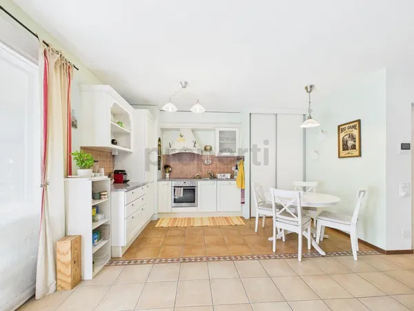 Living room; wood floor, natural light, modern style, high ceiling
