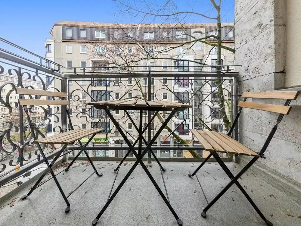 Кухня; кухненски уреди, дървен под, естествена светлина, модерен стил, ремонтиран