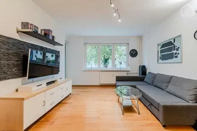 Woonkamer; houten vloer, natuurlijk licht, moderne stijl, hoge plafonds