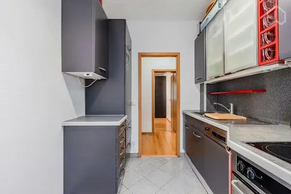 Keuken; keukenapparatuur, houten vloer, natuurlijk licht, moderne stijl, gerenoveerd