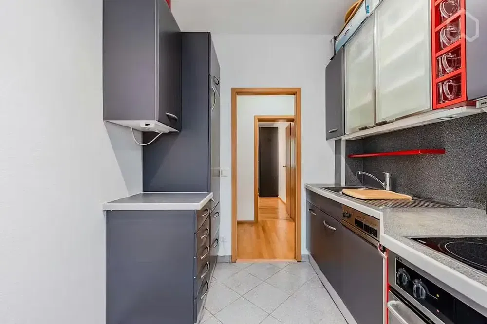 Cuisine; électroménager, parquet, lumière naturelle, style moderne, rénové