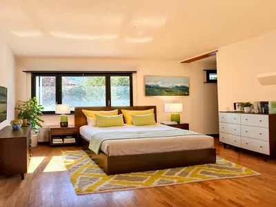 Κουζίνα; συσκευές κουζίνας, ξύλινο πάτωμα, φυσικό φως, μοντέρνο στυλ, ανακαινισμένο