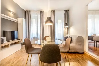 Woonkamer; houten vloer, natuurlijk licht, moderne stijl, hoge plafonds