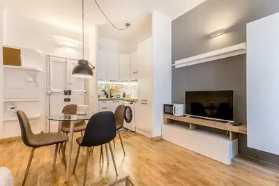 Wohnzimmer; holzboden, tageslicht, moderner stil, hohe decken