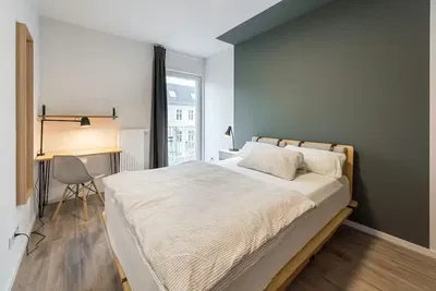 Woonkamer; houten vloer, natuurlijk licht, moderne stijl, hoge plafonds