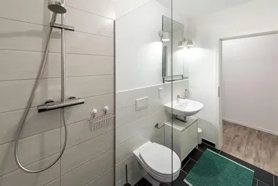 Woonkamer; houten vloer, natuurlijk licht, moderne stijl, hoge plafonds