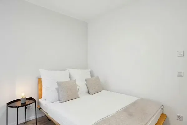 Woonkamer; houten vloer, natuurlijk licht, moderne stijl, hoge plafonds