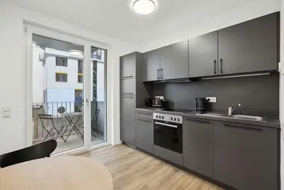 Kuchnia; sprzęt kuchenny, podłoga drewniana, światło dzienne, styl nowoczesny, wyremontowany