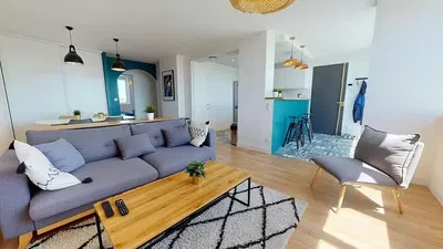 Salon; parquet, lumière naturelle, style moderne, hauteur sous plafond