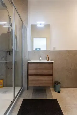 Хол; дървен под, естествена светлина, модерен стил, високи тавани