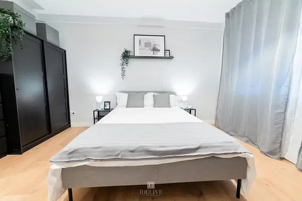 Σαλόνι; ξύλινο πάτωμα, φυσικό φως, μοντέρνο στυλ, ψηλά ταβάνια