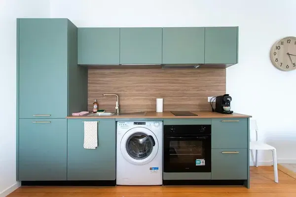 Soggiorno; pavimento in legno, luce naturale, stile moderno, soffitti alti